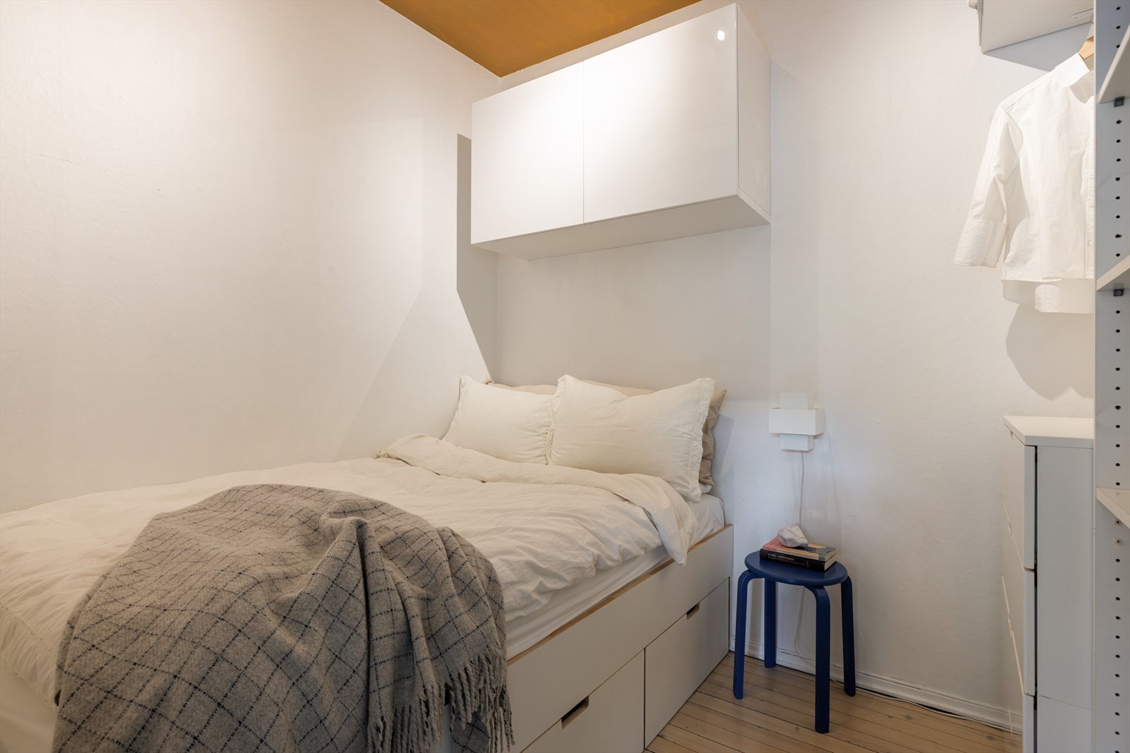 Alkove med god plass til stor seng og nattbord. Galleribilde