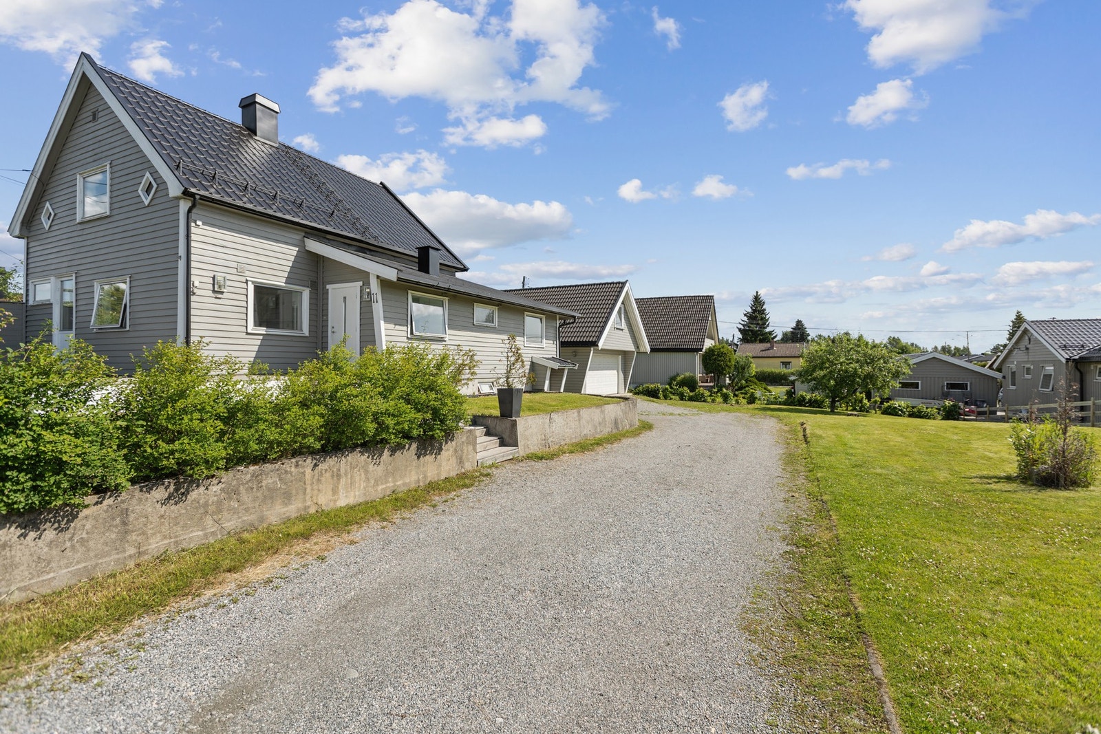 Boligen har flott tomt, stor terrasse og dobbelgarasje, så her får du god plass til hele familien og muligheten til å forme hjemmet slik du selv ønsker. Galleribilde