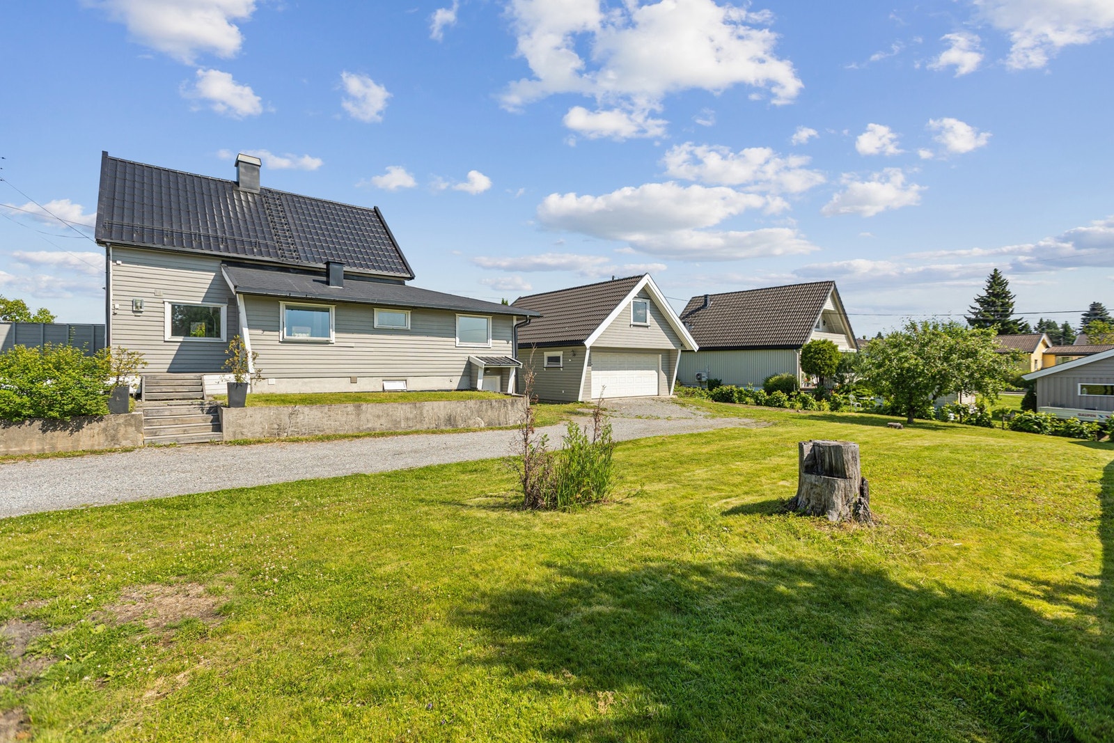 En innholdsrik enebolig med stort potensiale, beliggende i et rolig og etablert boligområde på Råholt. Galleribilde