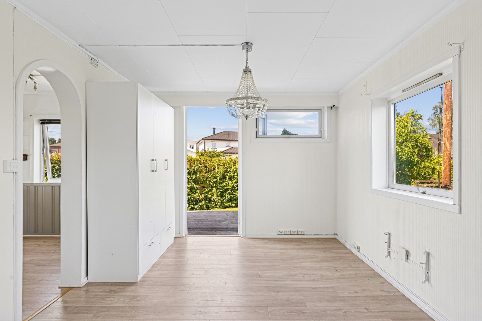 Herfra følger utgang til en flott, sydvest-vendt terrasse på 37 kvm. Galleribilde