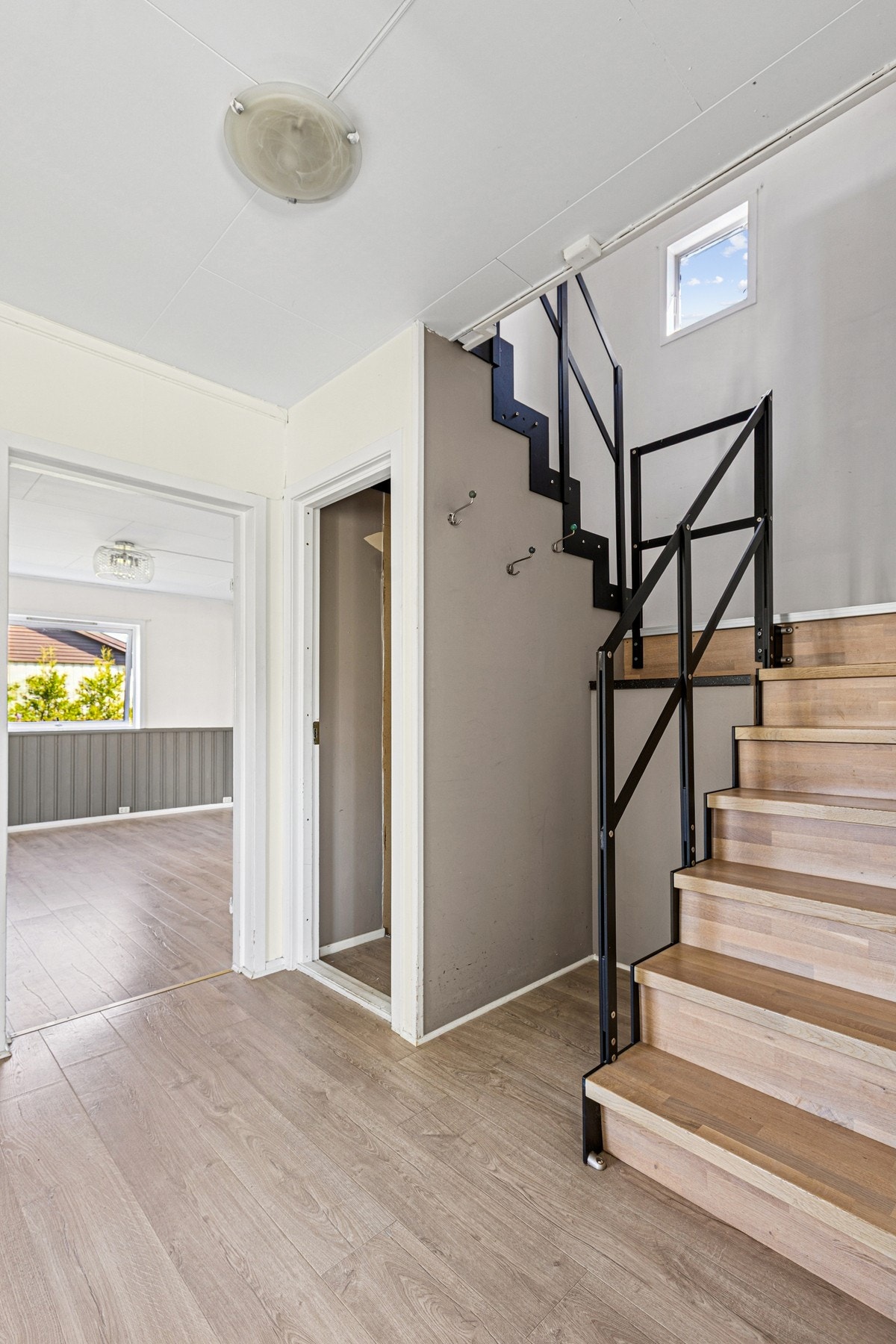 Gang/trapperom med nyere laminat. Galleribilde