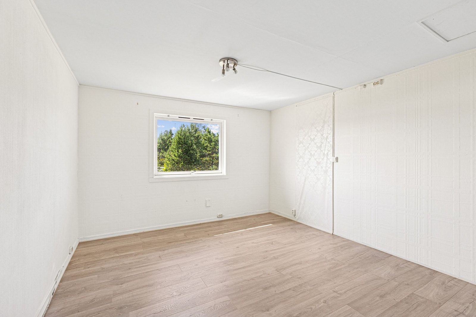 Etasjen er også bestående av ett soverom av god størrelse, med plass til dobbeltseng og tilhørende møblement. Galleribilde
