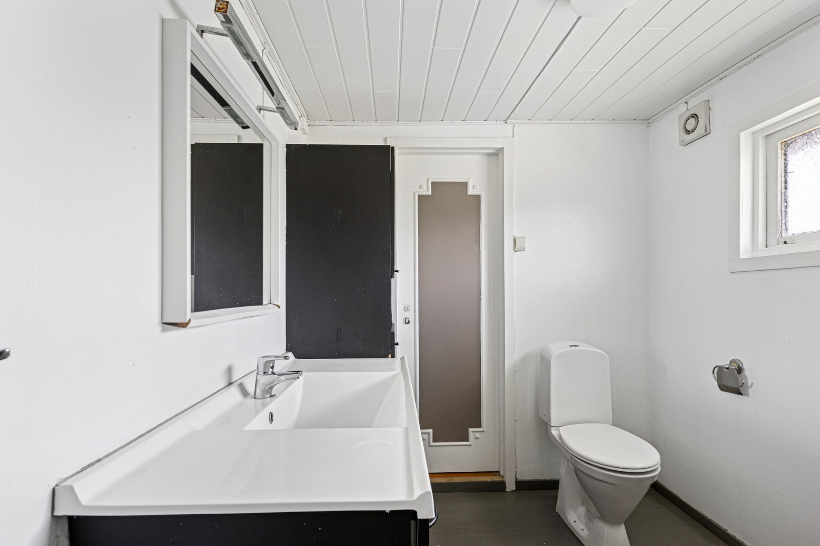 Badet er innredet med servant med underskap og speil, dusjnisje, samt frittstående toalett. Galleribilde