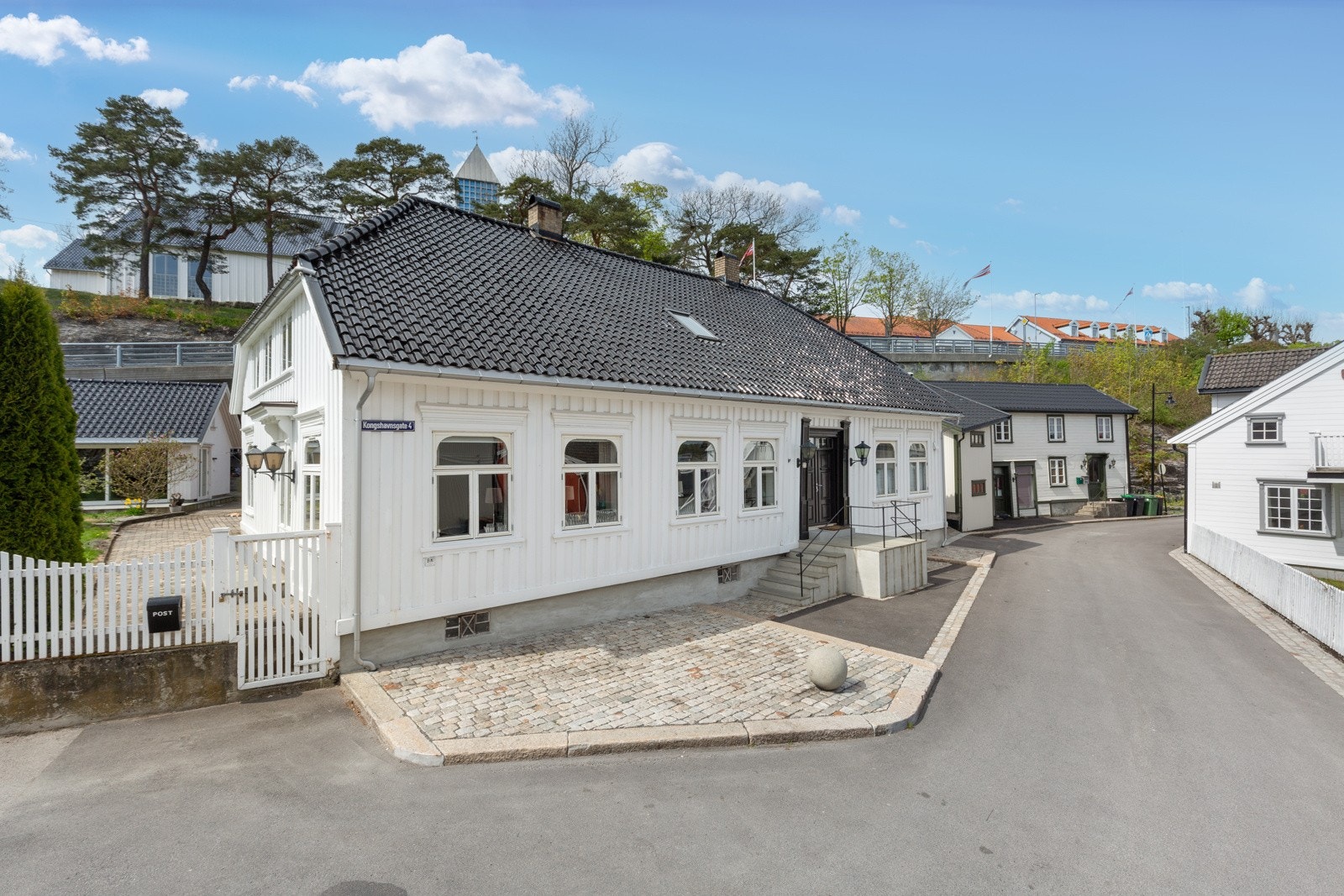 En klassisk & herskapelig villa med harmoniske proporsjoner og pene detaljer, en innholdsrik familiebolig med alt hva en familie kan ønske seg. Galleribilde