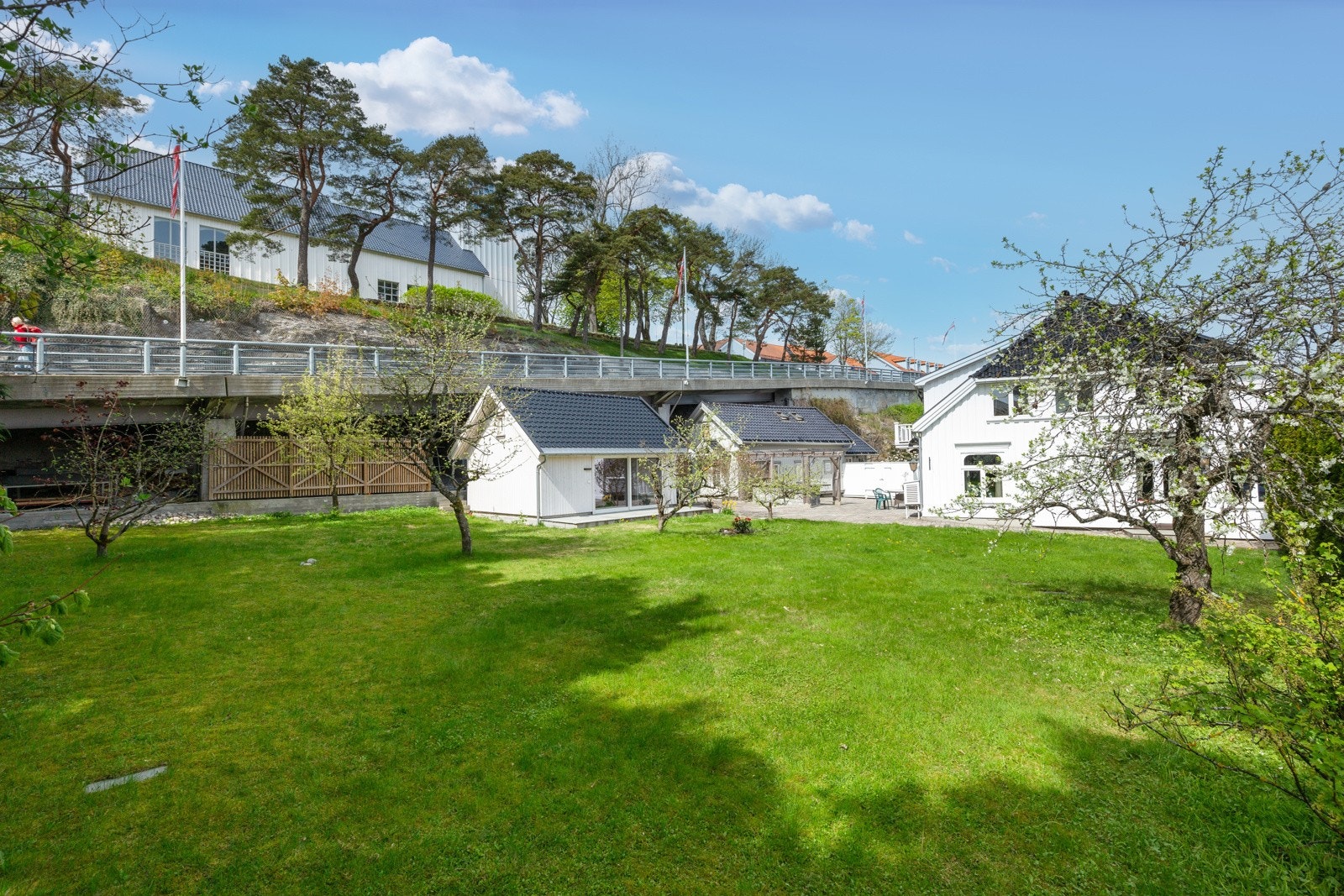 Eiendommen er rett og slett en solrik perle med flere nydelige uteplasser, og deilig hage for lek og moro. Galleribilde