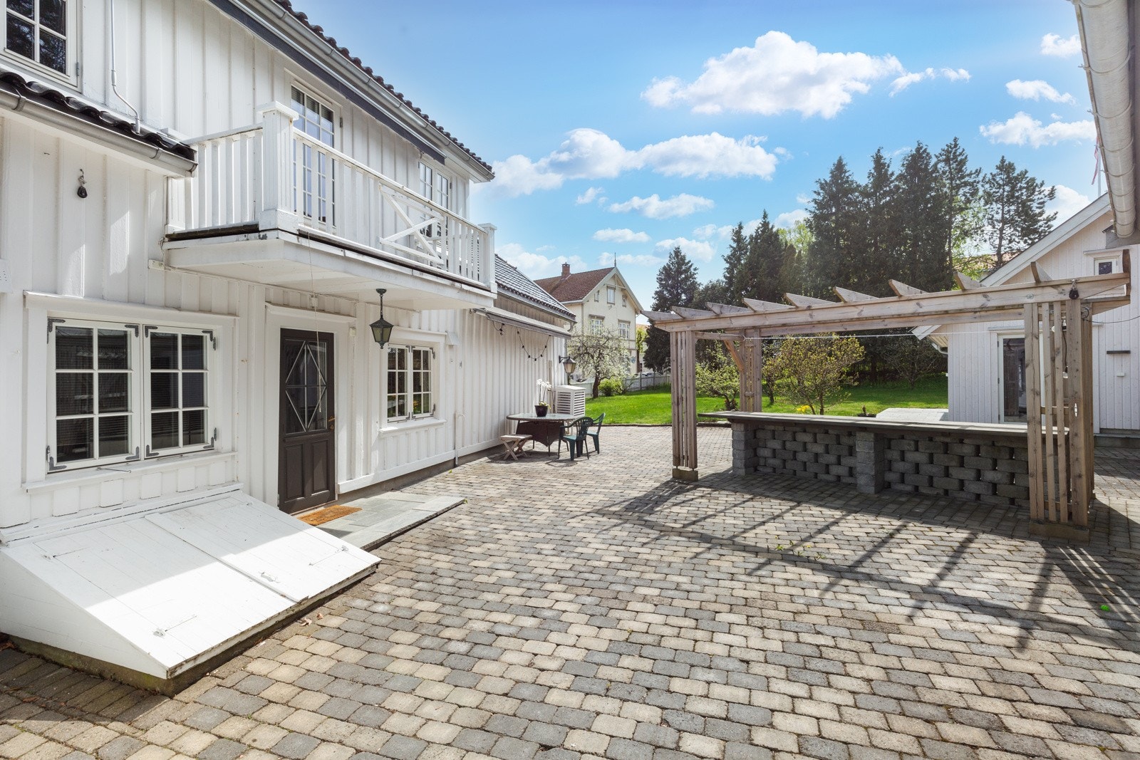 Kort veg til barnehage, barne- og ungdomsskole. Med kort avstand til alle nødvendige fasiliteter gjør dette til en attraktiv familiebolig, og et sted man lett vil trives. Galleribilde