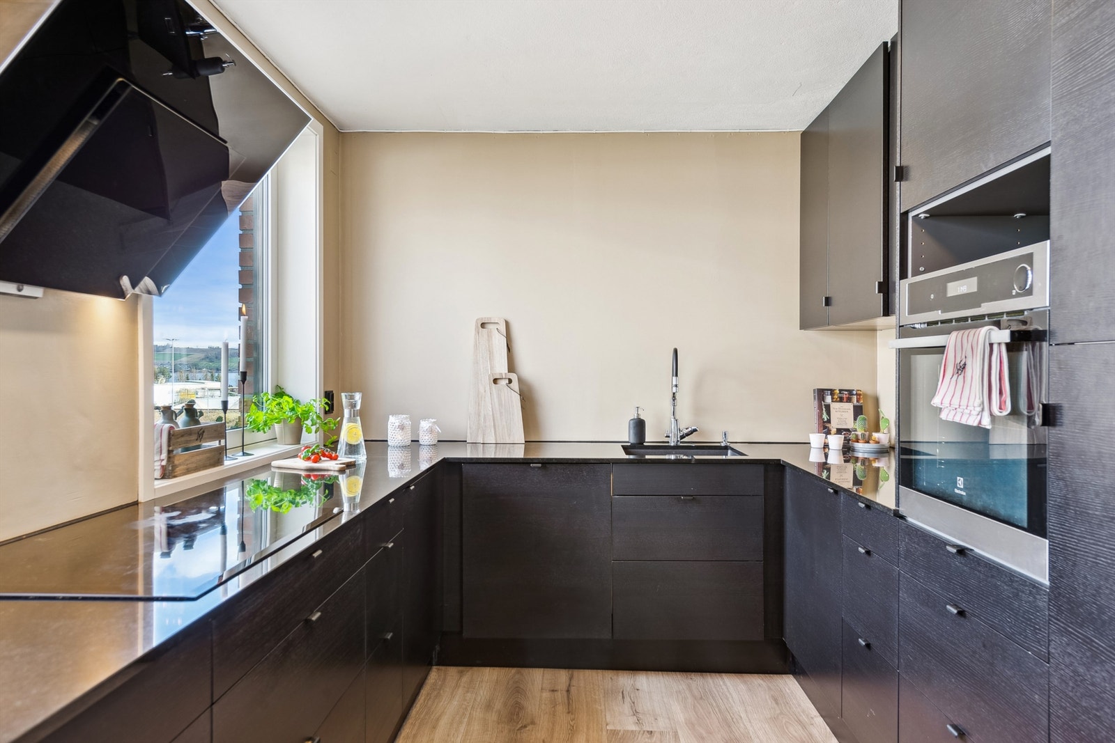 Benkeplate i stein med nedfelt kjøkkenkum. Galleribilde