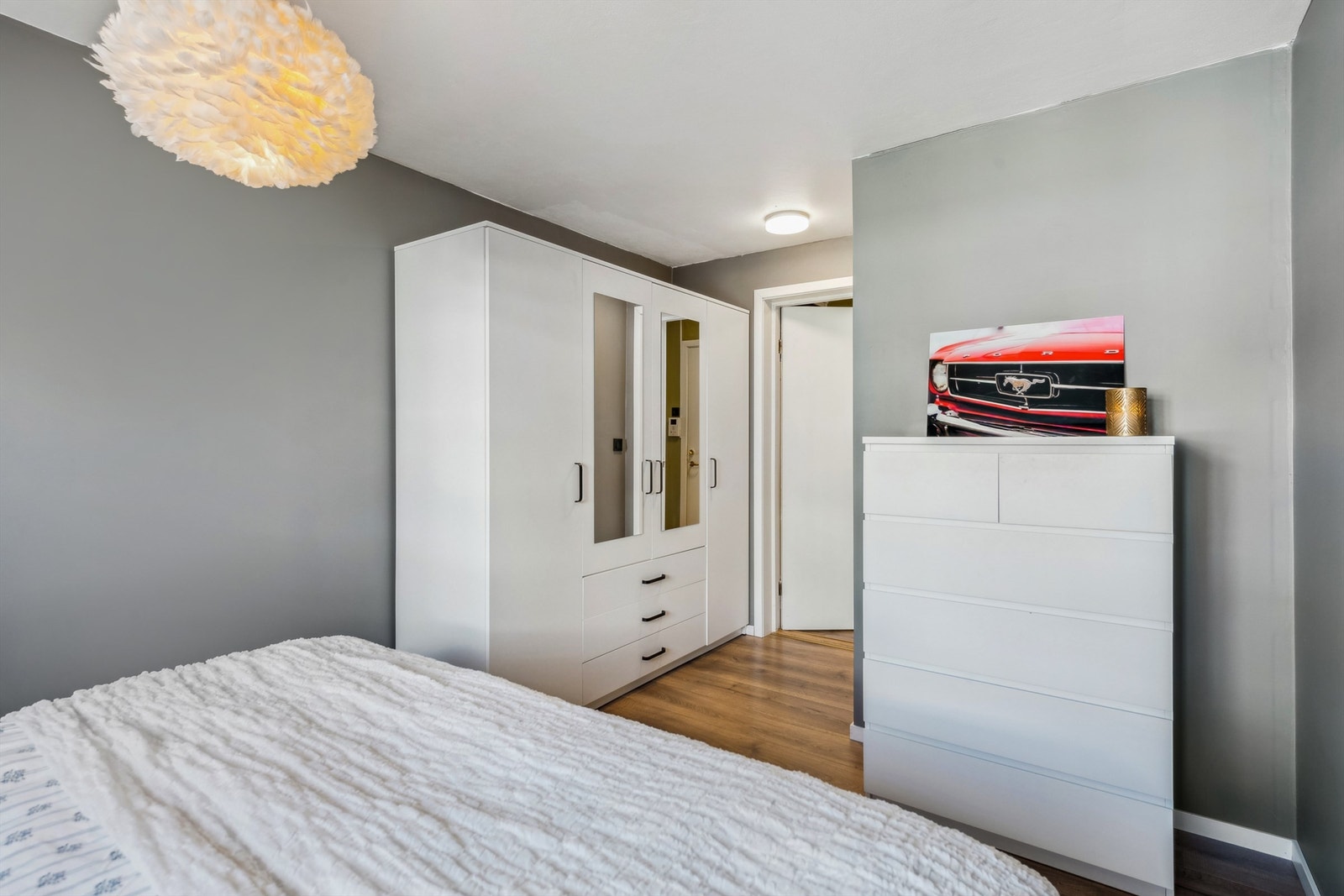 Soverommet er innredet med garderobeskap for praktisk oppbevaring. Galleribilde