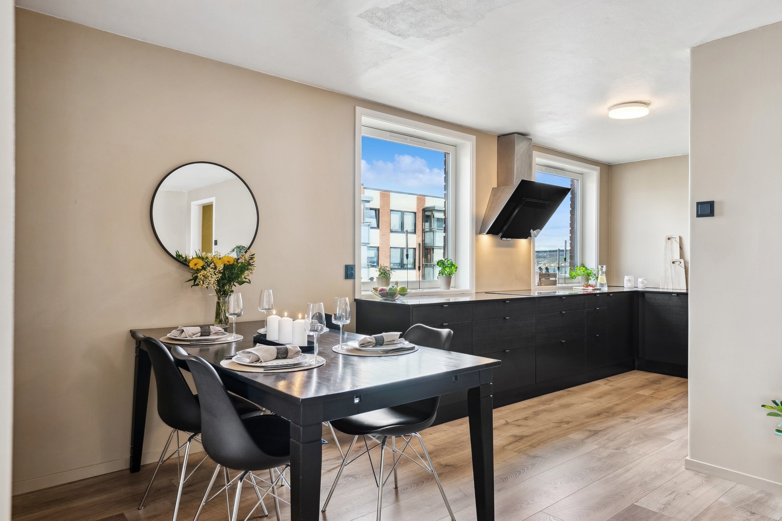 Kjøkken fra 2018 med sorte, glatte fronter og laminerte skrog. God skap- og benkeplass. Galleribilde