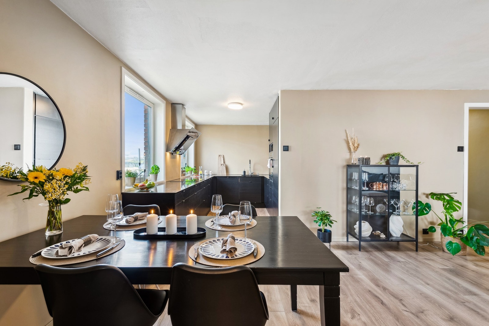 Stuen med åpen kjøkkenløsning. Laminat på gulv og vegger med malte glatte flater. Galleribilde