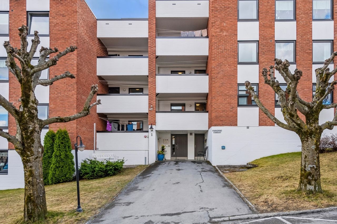 Leilighet beliggende i boligblokk over fire etasjer, i 2. halvplan. Galleribilde