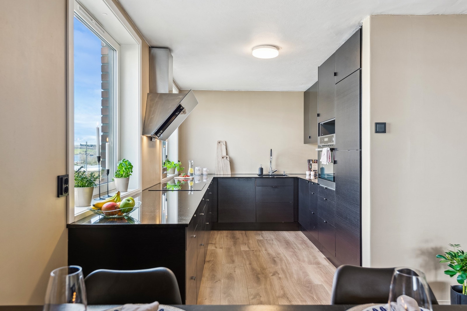 Kjøkkenventilator er montert over komfyr. I tillegg store vinduer som gir fint med innfall av lys. Galleribilde