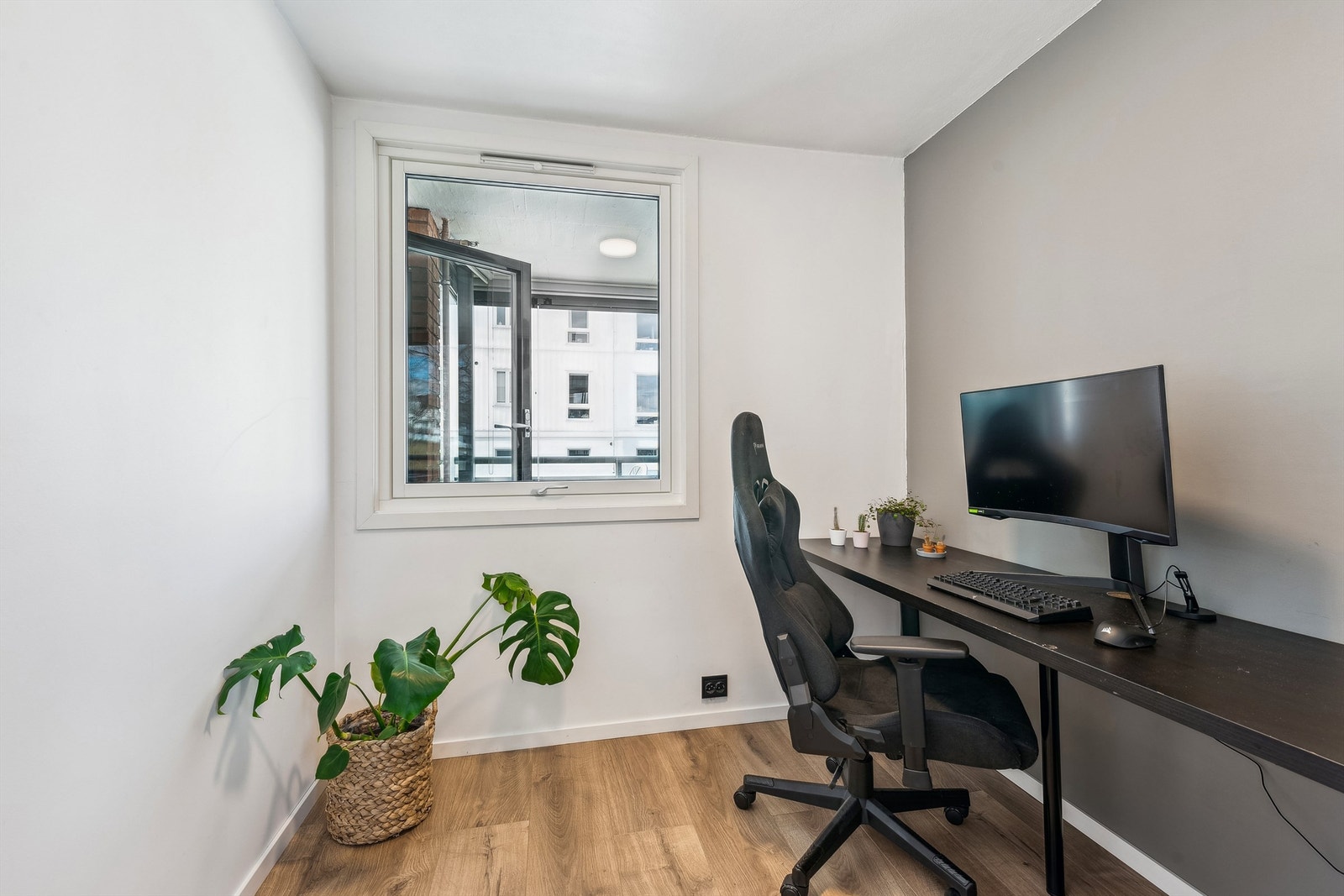 Soverom 2 er i litt mindre størrelse og er innredet til kontor. Galleribilde