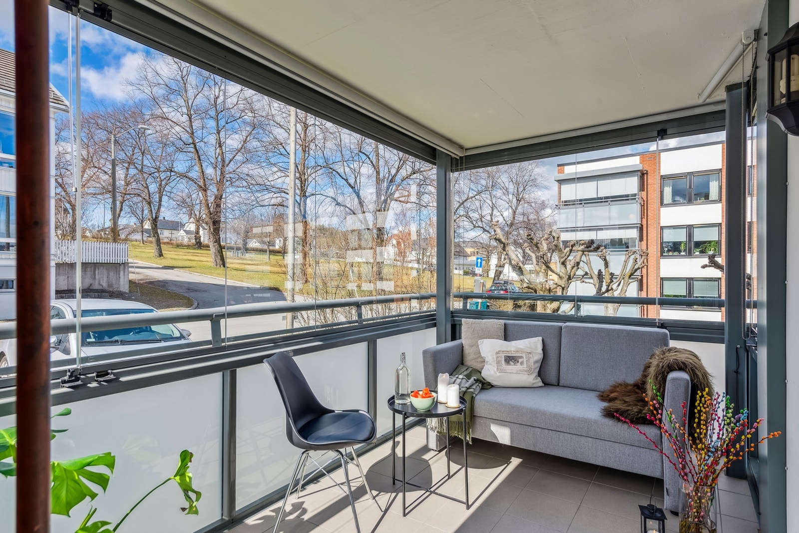 Balkong vinduene er skyvbare og det er montert innvendig solskjerming. Galleribilde