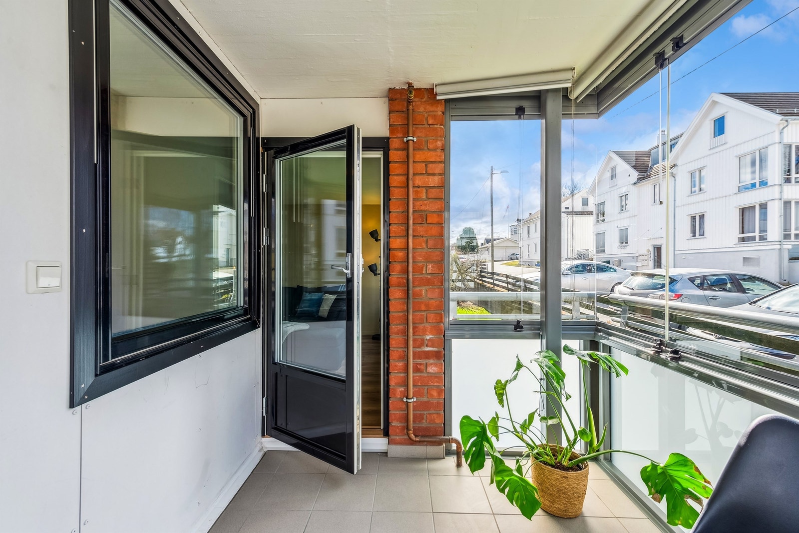 Utgang fra stuen til innglasset balkong på 8 kvm. Galleribilde