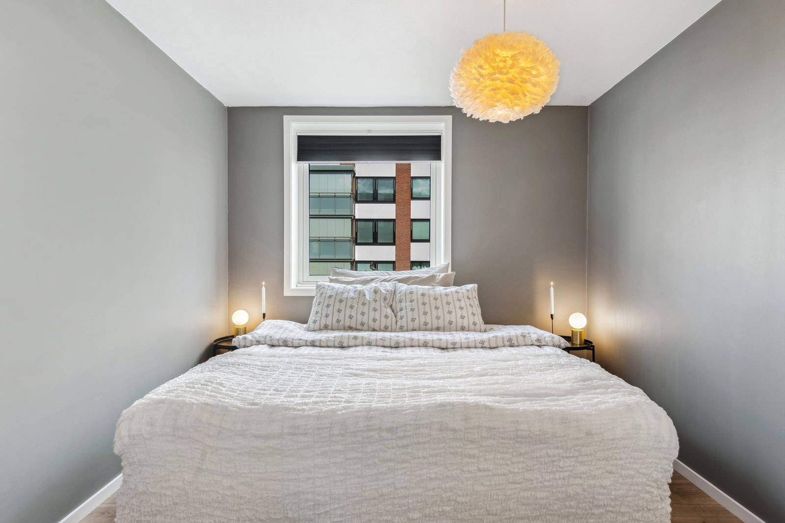 Leilighetens hovedsoverom i delikate overflater. Galleribilde