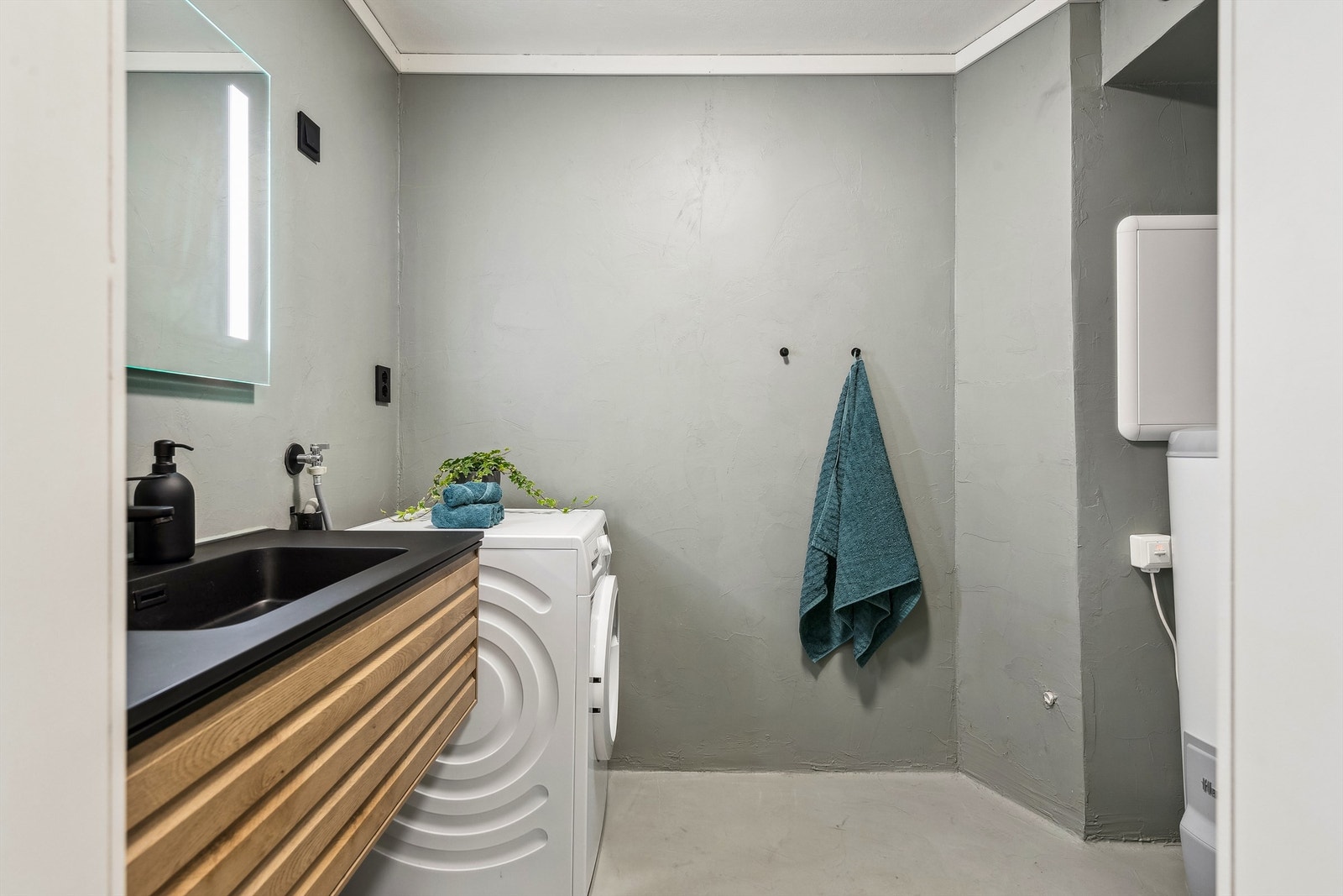 Badet er oppgradert i 2022 og har mikrosement på gulv og vegger, samt malt betong i himling. Galleribilde