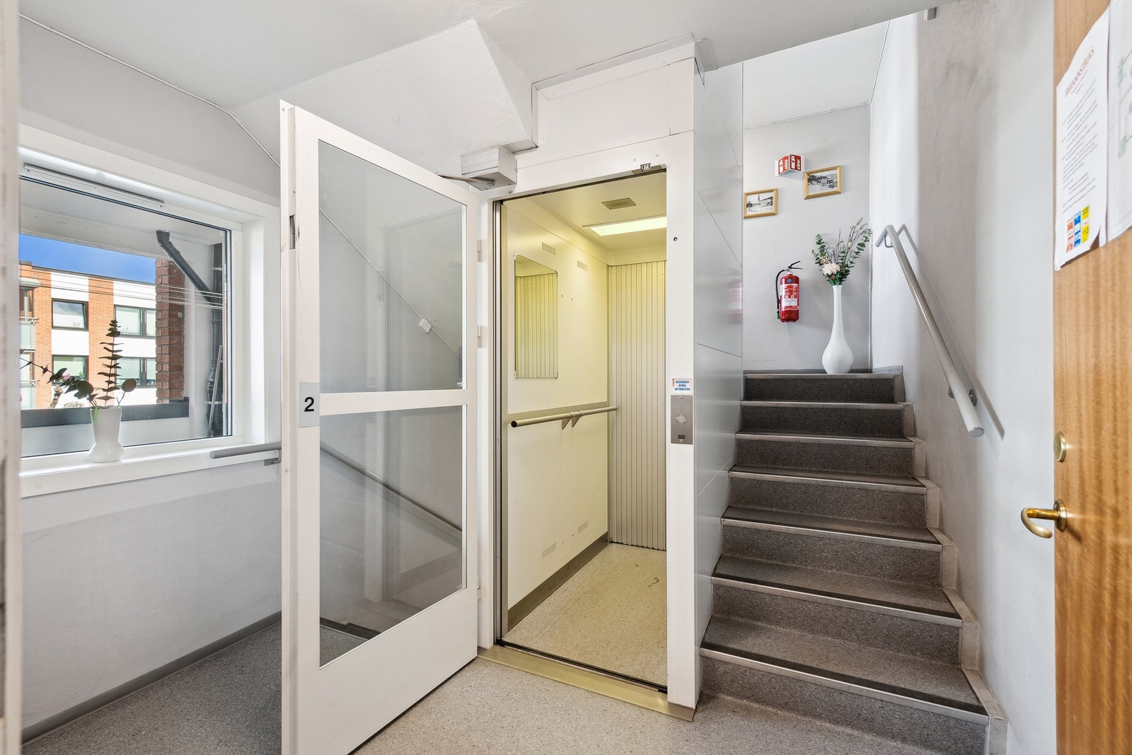 Adkomst til leiligheten via heis og felles trappegang. Galleribilde