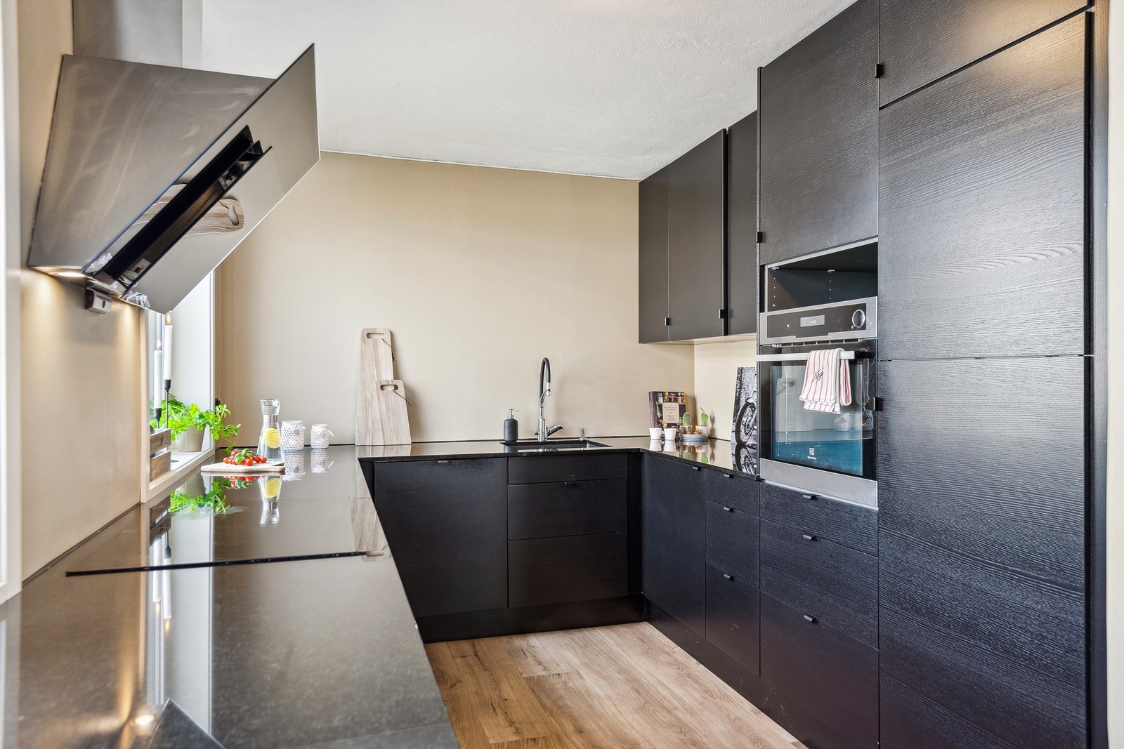 Kjøkkenet er utstyrt med integrert koketopp, stekeovn, kjøleskap og oppvaskmaskin. Galleribilde