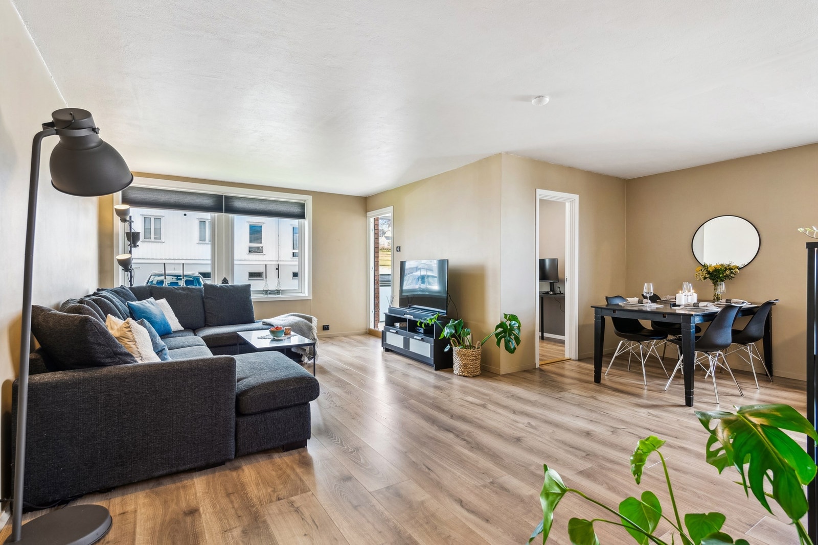 Leiligheten består av entré, bad/vaskerom, separat wc, to soverom, kjøkken og stue med utgang til en innglasset balkong. Galleribilde