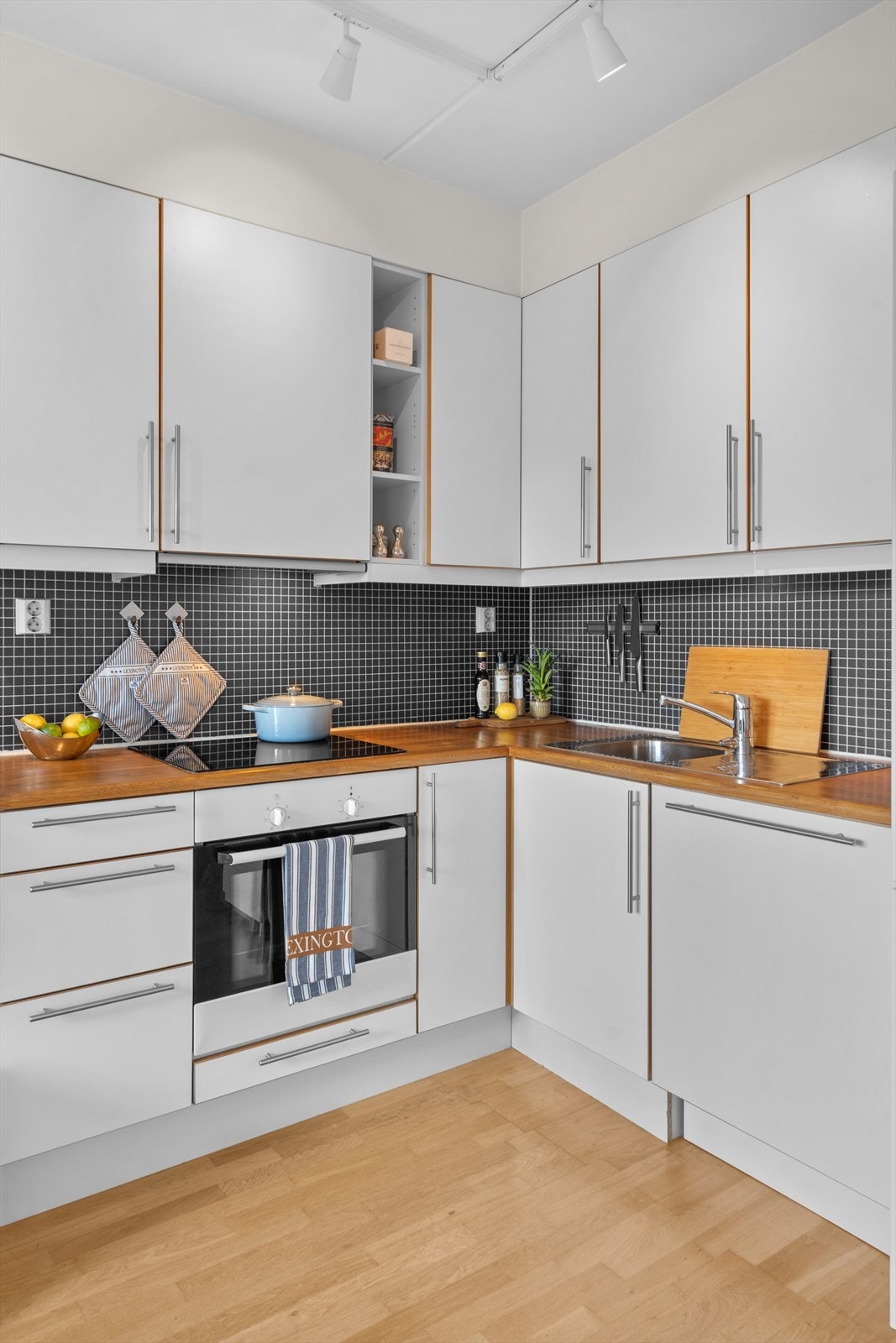 Praktisk og åpen kjøkkenløsning. Galleribilde