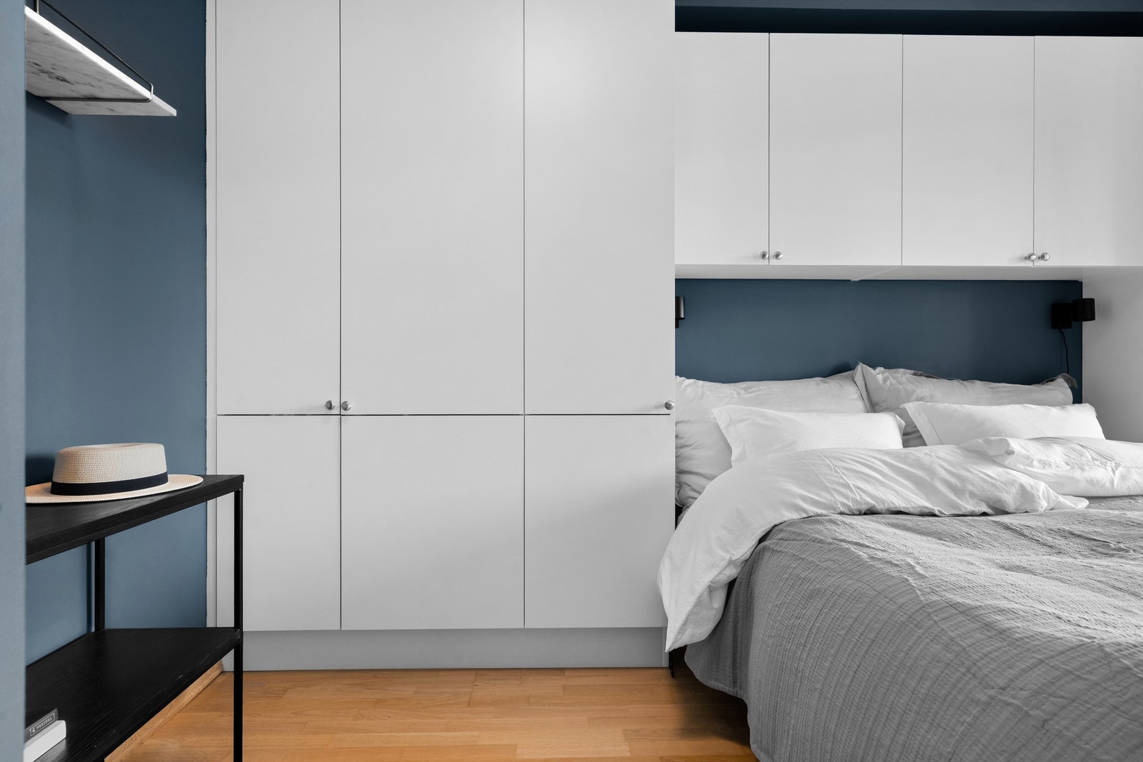 Praktisk soverom med garderobeskap og plass til dobbeltseng. Galleribilde