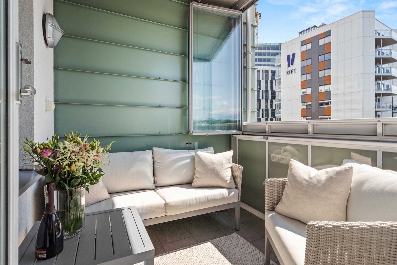 Velkommen til Sørkedalsveien 9D og denne koselige og plasseffektive 2-roms med solrik balkong. Presentert av Hamdi Kaptan og Krogsveen Galleribilde