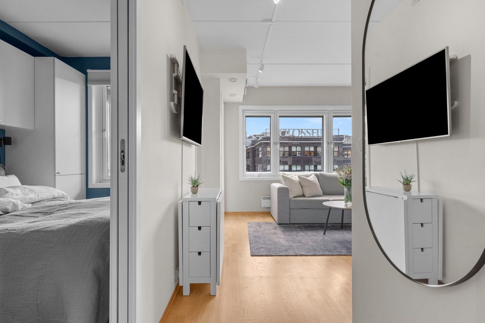 Soverommet har en smart utforming med skyvedører på hver side av langveggen, noe som gir en praktisk og fleksibel utnyttelse av plassen. Galleribilde