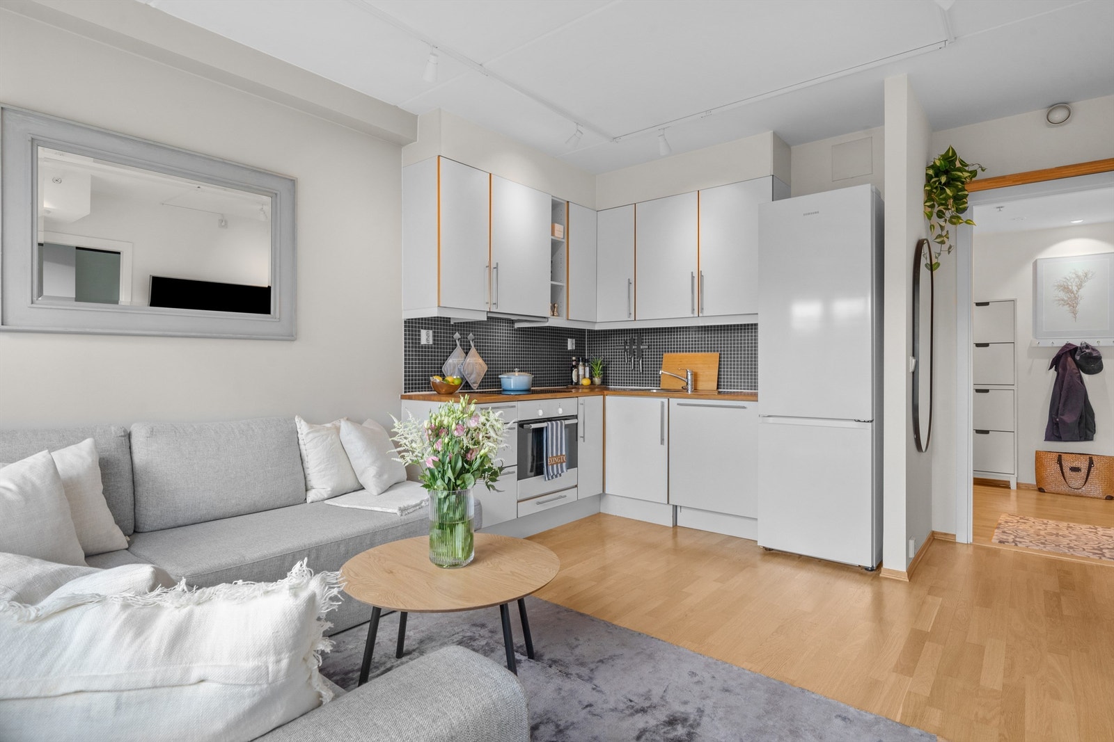 Innbydende stue med åpen kjøkkenløsning. Galleribilde