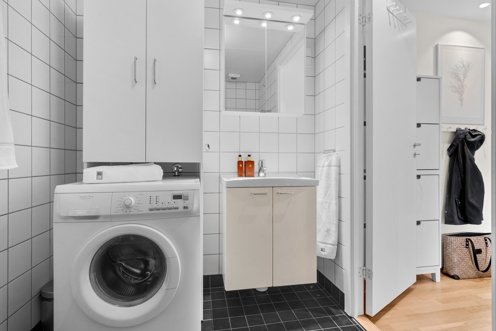 Vegghengt servantskap med ovenpåliggende servant og ett-greps armatur. Speilskap med belysning og stikkontakt over servant. Galleribilde