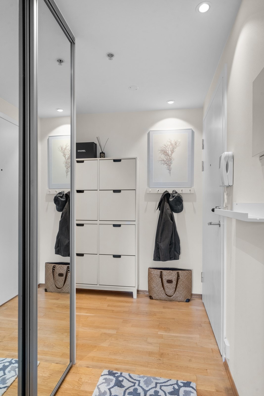 Lys entré med plass til å henge fra seg yttertøy og anne Galleribilde