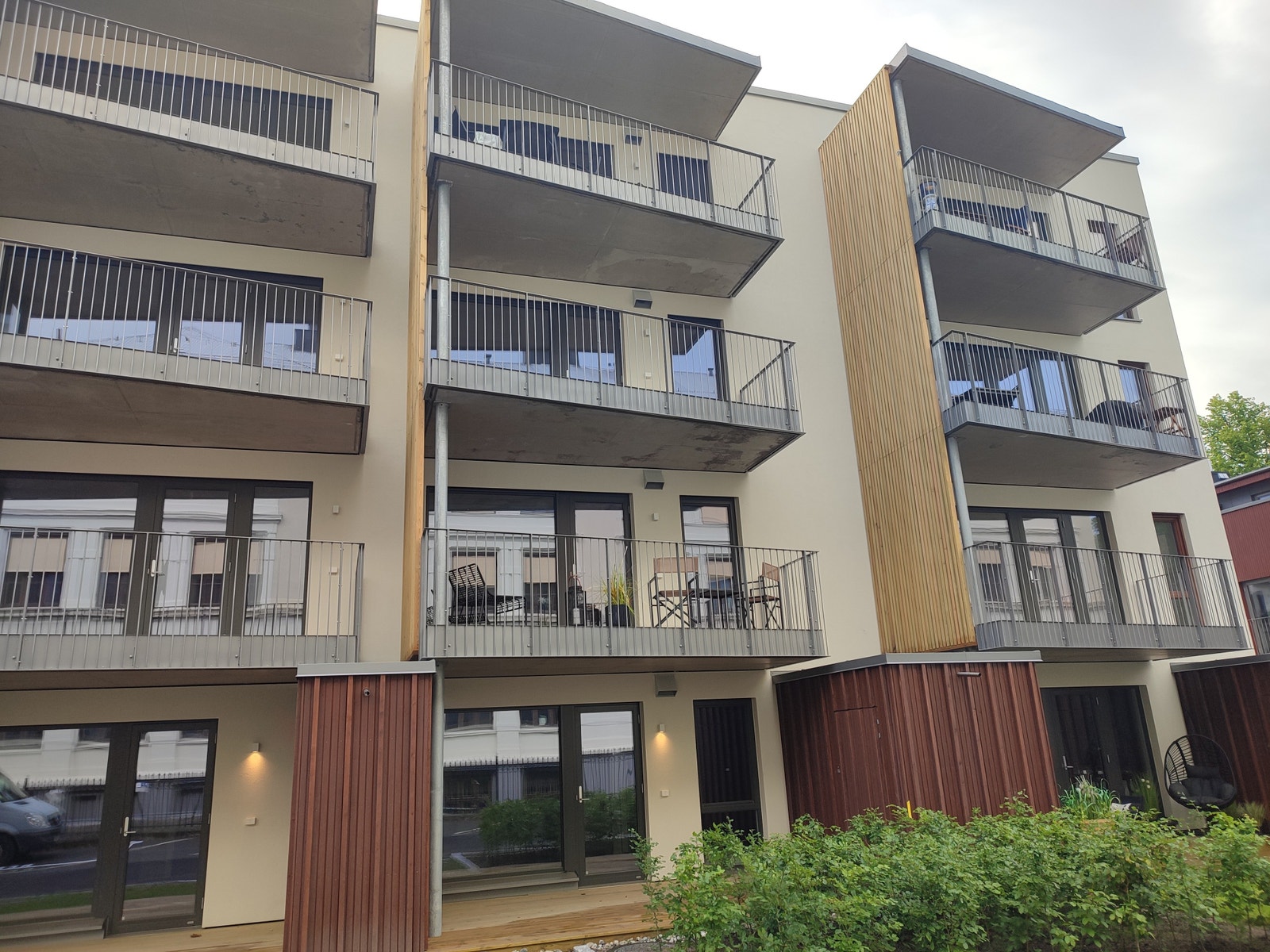 Utsikt over terrassene som vender mot lekeplassen for barn Galleribilde