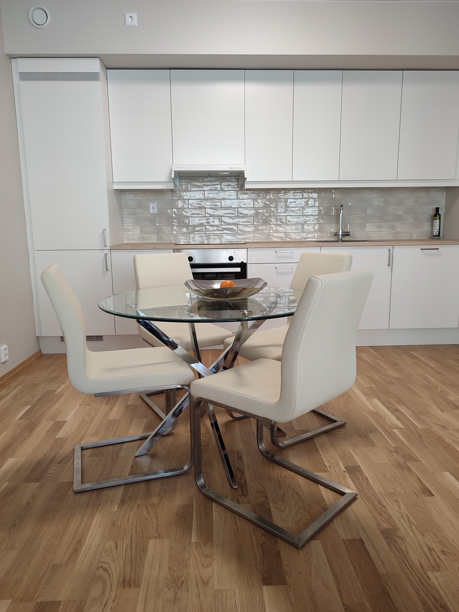 spisestua med modern kjøkken. Galleribilde