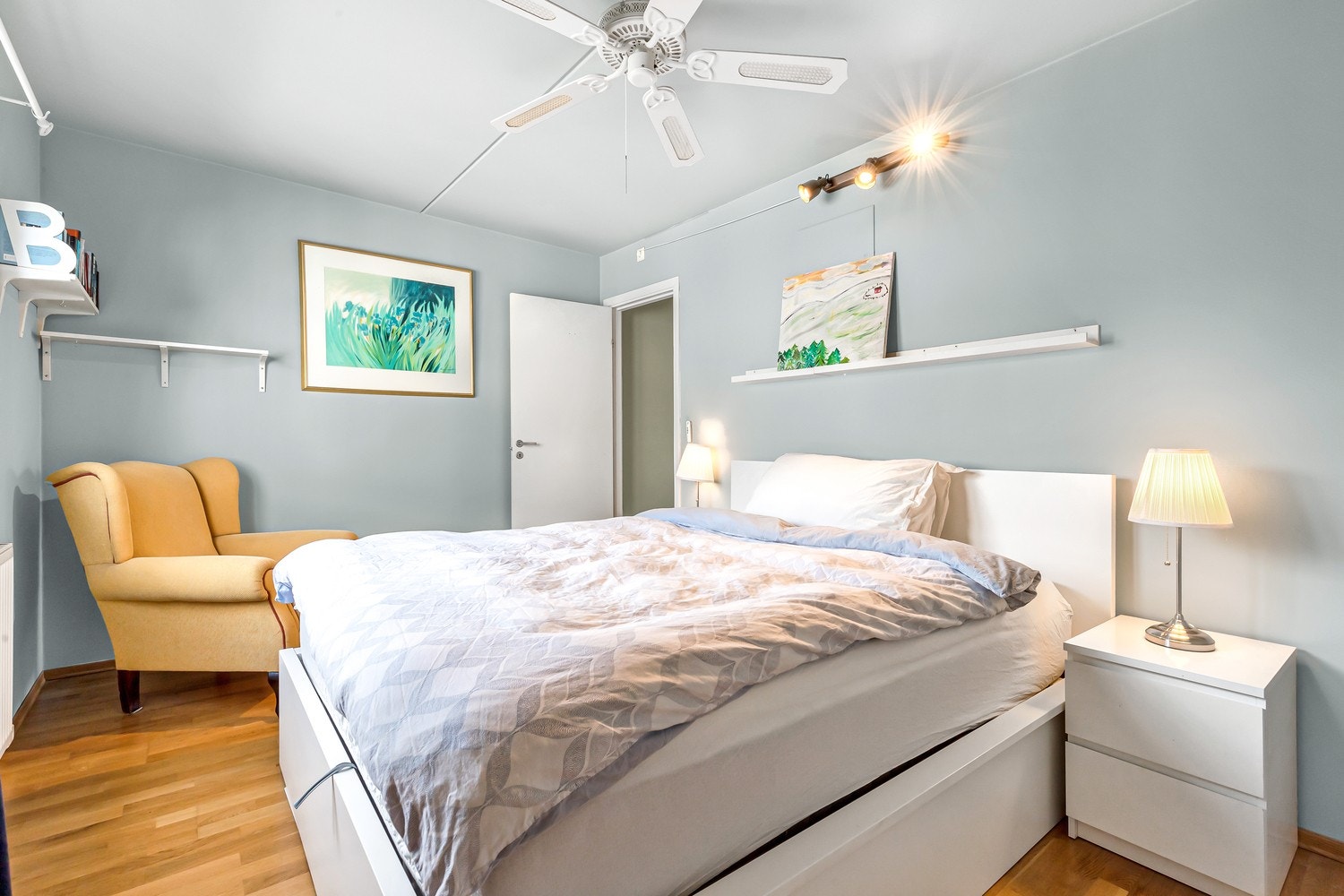Soverom 1 er romslig med walk-in closet Galleribilde