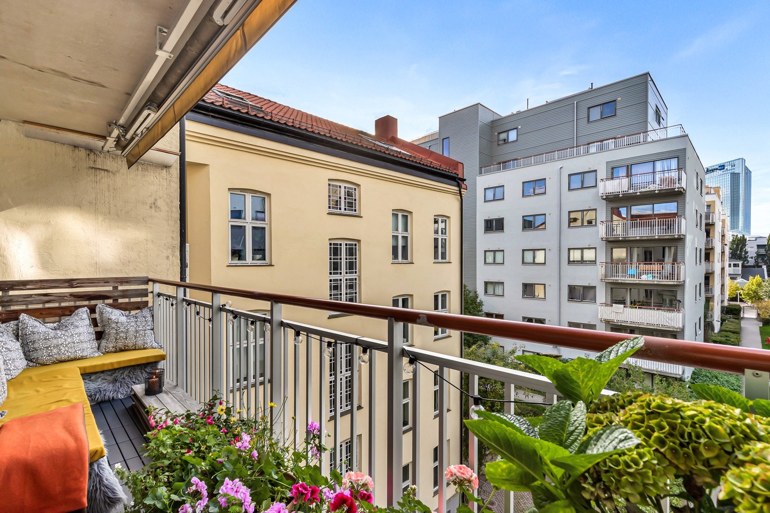 Romselig og koselig balkong. Galleribilde