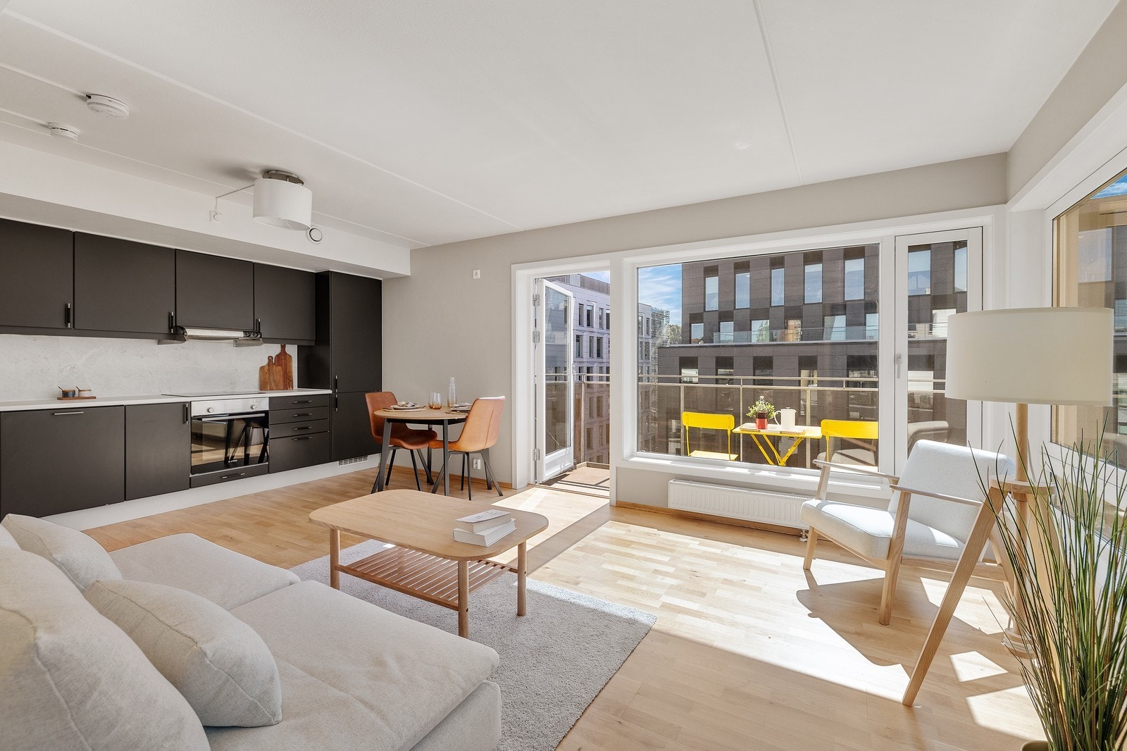 Her er det plass til sofaseksjon, stuebord og annet ønsket møblement. Galleribilde