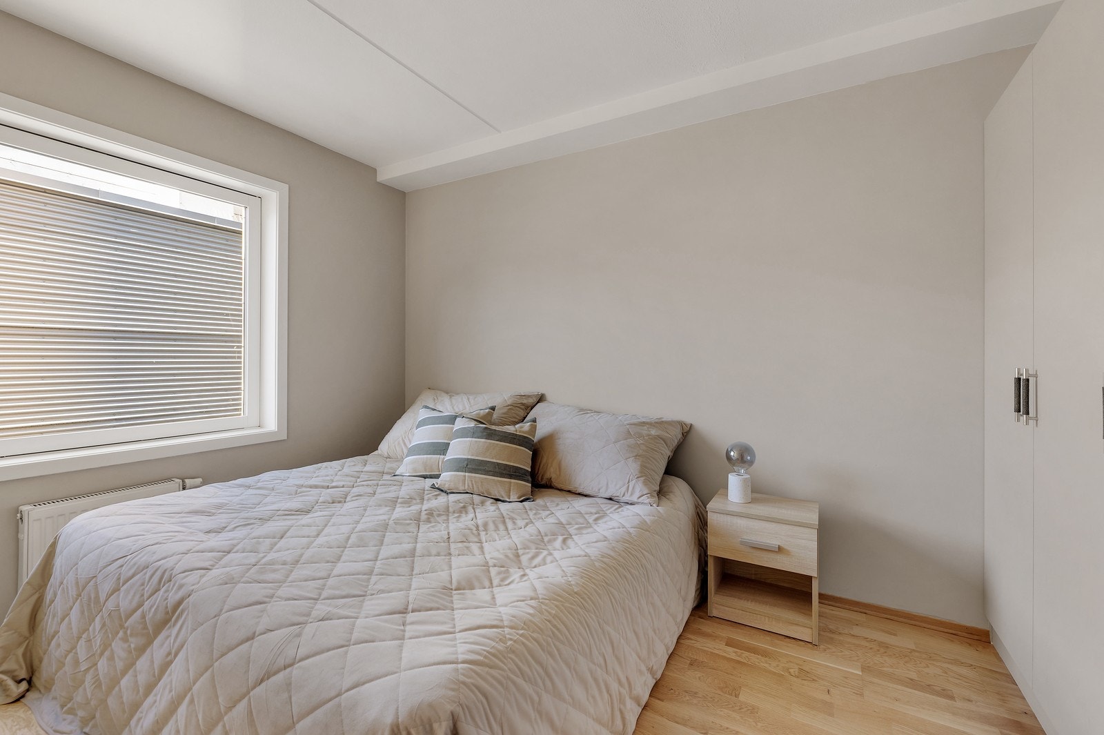 Hovedsoverommet er av god størrelse og har plass til dobbeltseng. Galleribilde