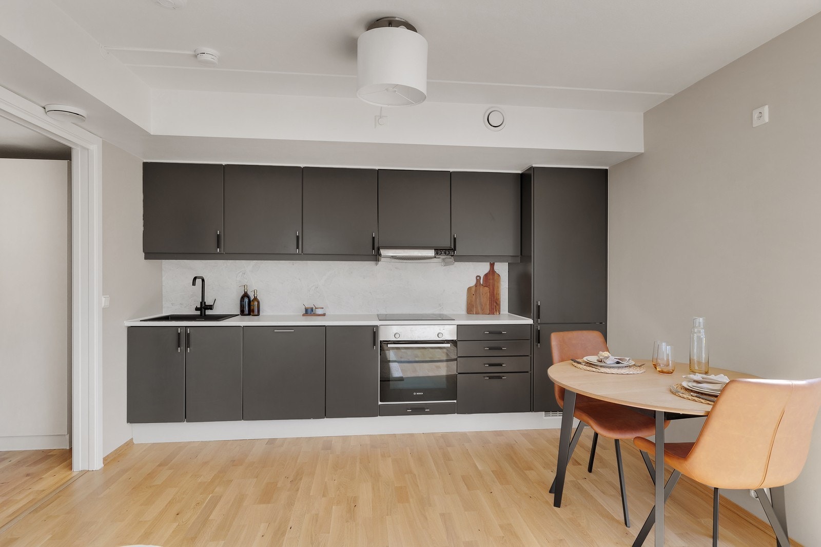 Funksjonelt kjøkken med fine arbeidsflater. Galleribilde