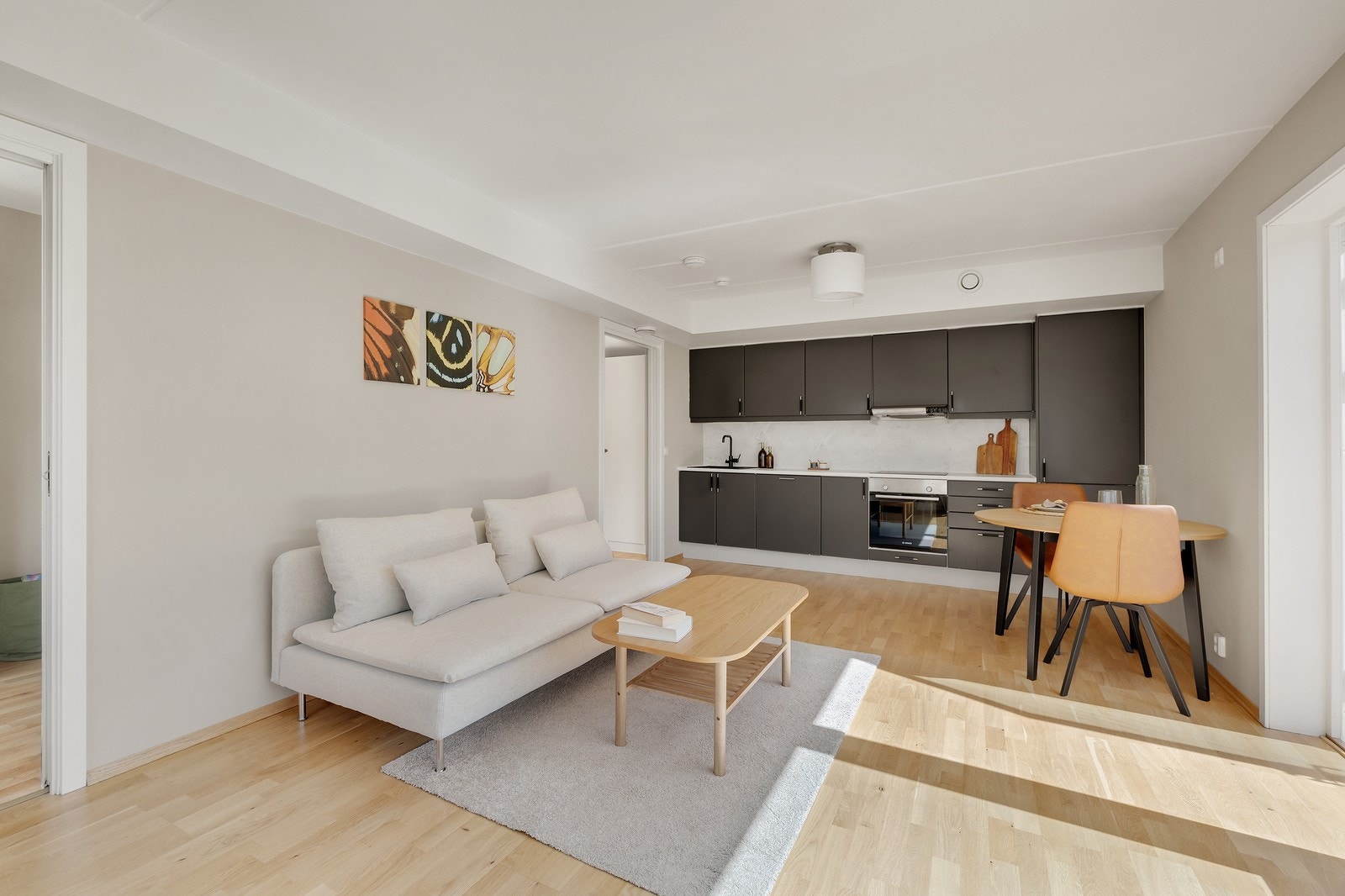 Strøken og moderne 3-roms leilighet med nydelig utsikt og supersentral beliggenhet. Galleribilde