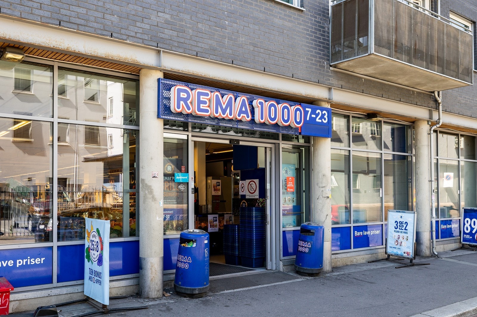 Daglighandelen kan gjøres på Rema 1000 Trelastgården og ligger vegg i vegg med leiligheten. Galleribilde