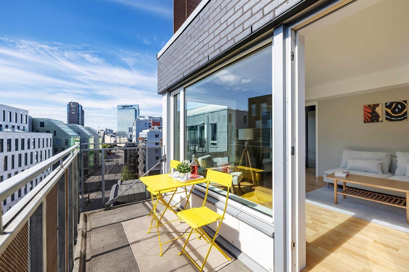 Sørvestvendt og solrik balkong. Galleribilde