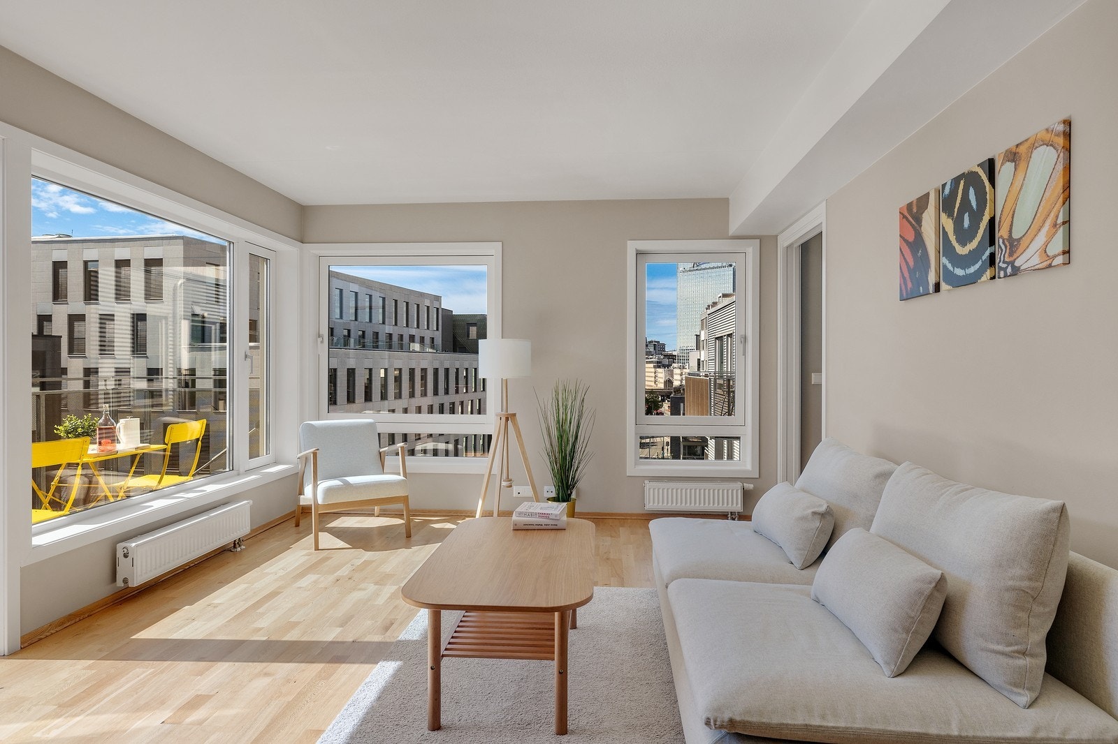 Store vindusflater som gir rikelig med naturlig dagslys. Galleribilde