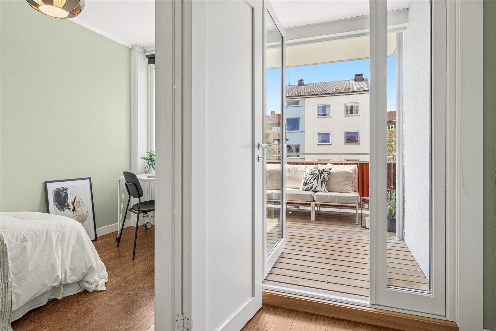 Utgang til balkong fra stuen. Galleribilde