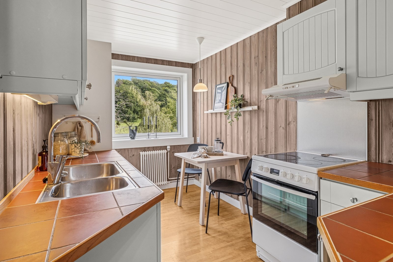 Kjøkken med spiseplass. Galleribilde