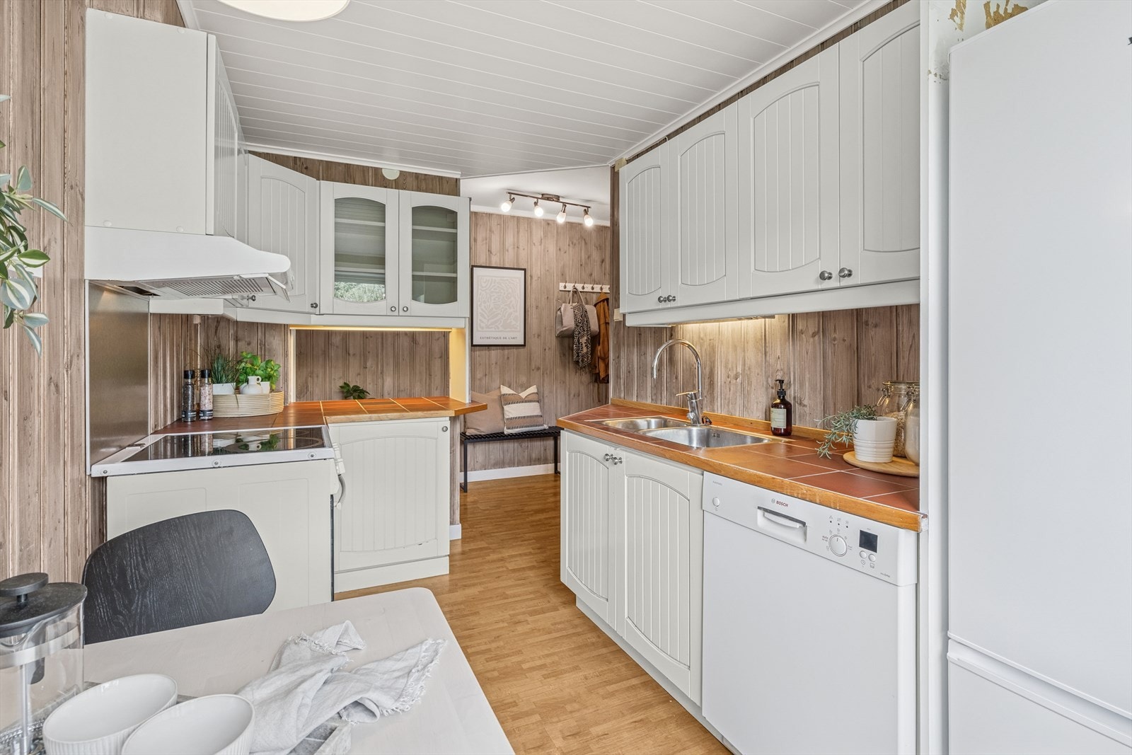 Hvitevarer på kjøkken medfølger: komfyr med koketopp, oppvaskmaskin, kjøl- og fryseskap, samt ventilator med kullfilter. Galleribilde