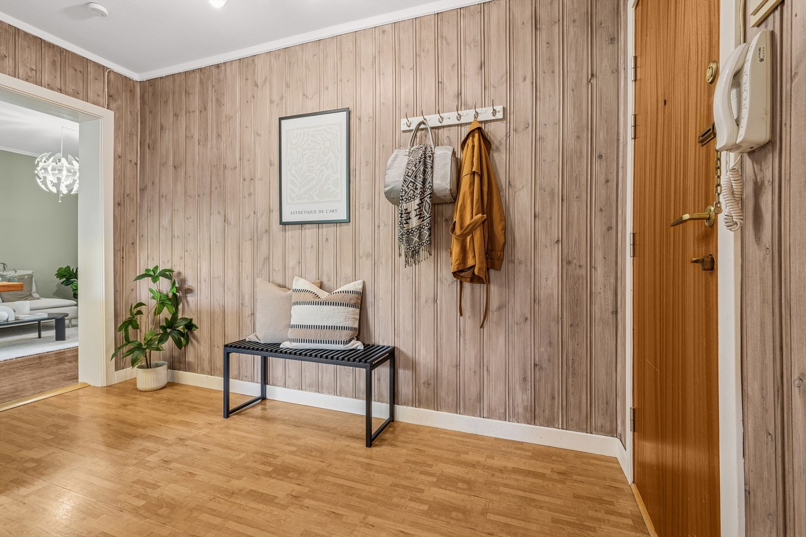 Plass til yttertøy. Galleribilde