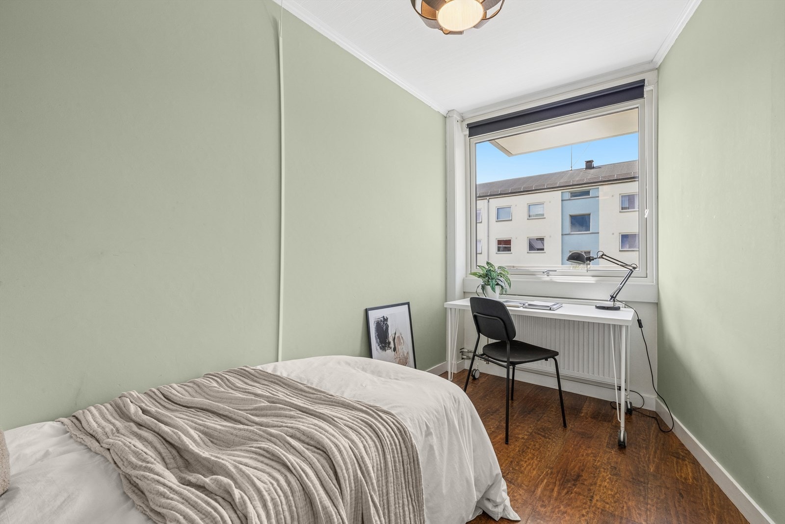 Soverom to har plass til seng og skrivebord. Galleribilde