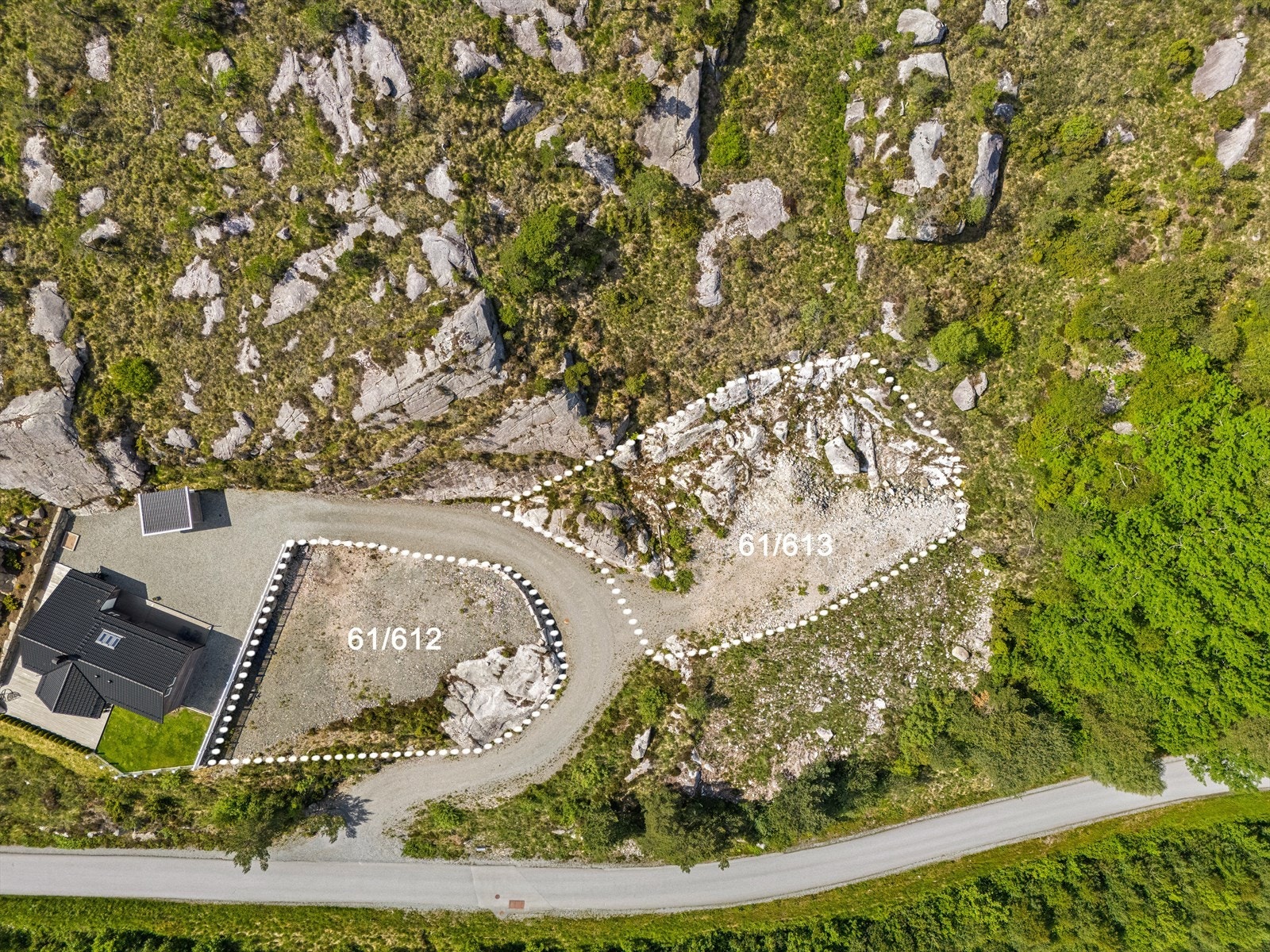 Bnr. 612 er planert m/natursteinsmur mot vei, Bnr 613 er grovplanert Galleribilde