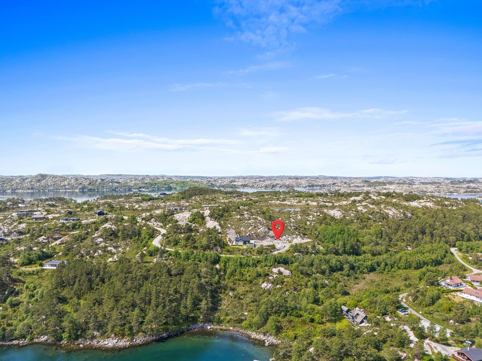 Tomtene ligger på en liten høyde med flott utsikt Galleribilde