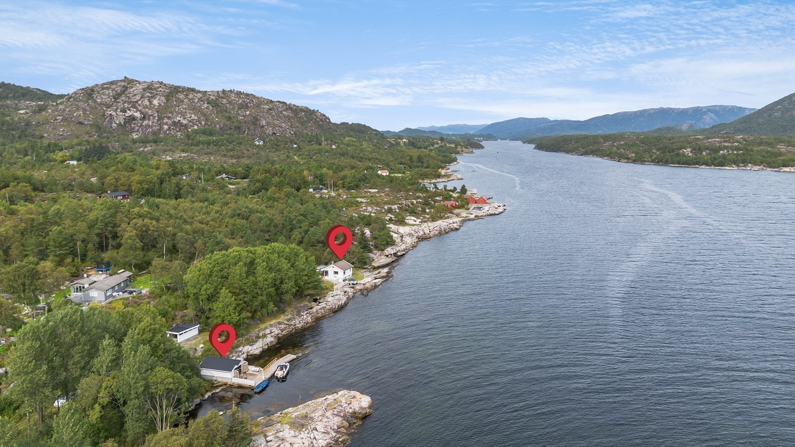 Velkommen til Forevegen 145 - En fantastisk fritidseiendom med en idyllisk beliggenhet ved sjøen, midt i det vakre landskapet i Hervik. Galleribilde